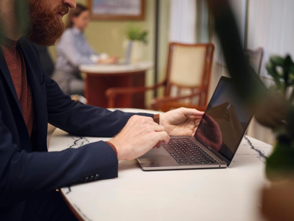 Villa Ammende Restaurant And Hotel Parnu Exterior photo A man using a laptop