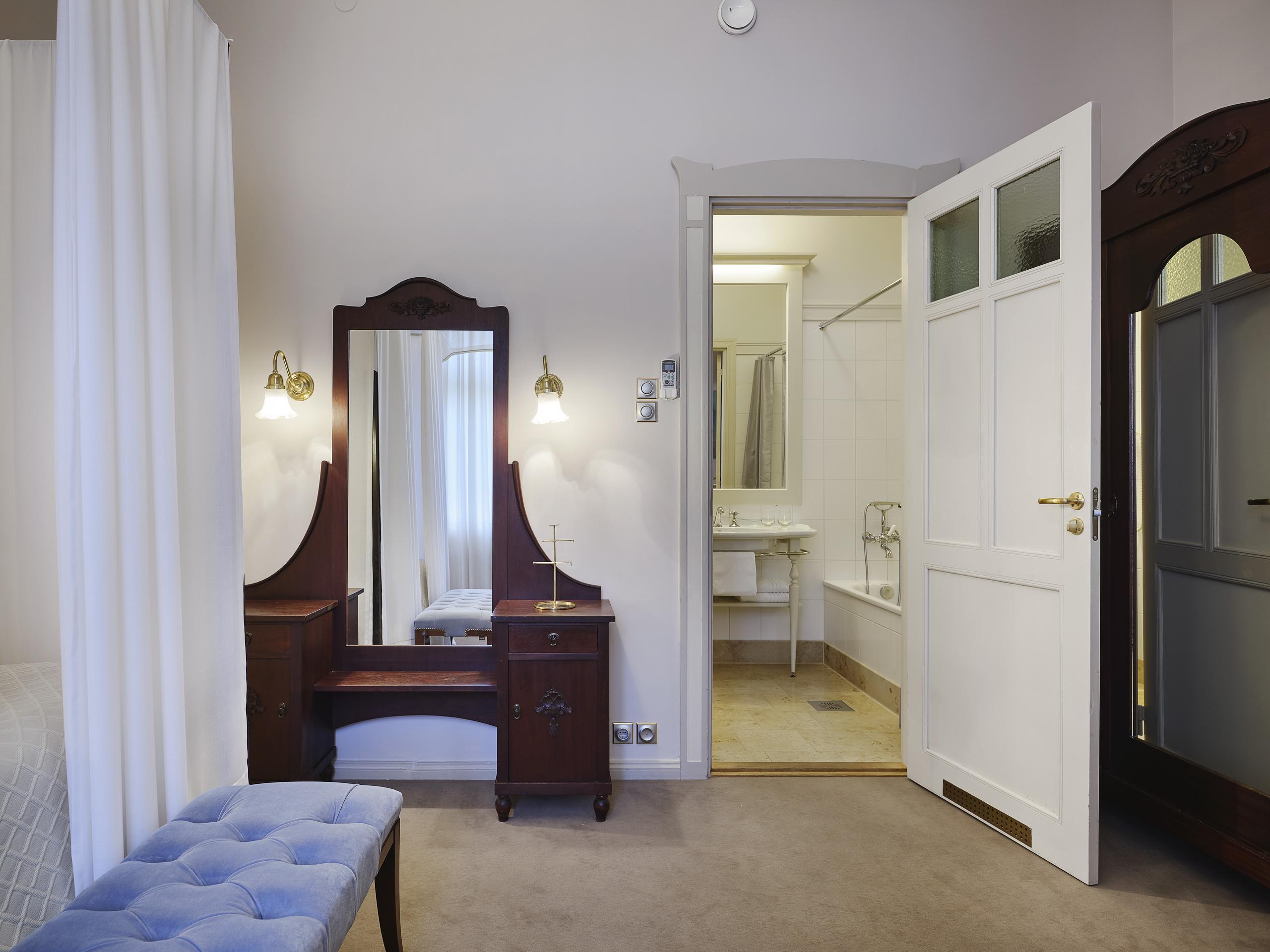 Villa Ammende Restaurant And Hotel Parnu Exterior photo A bedroom in the hotel