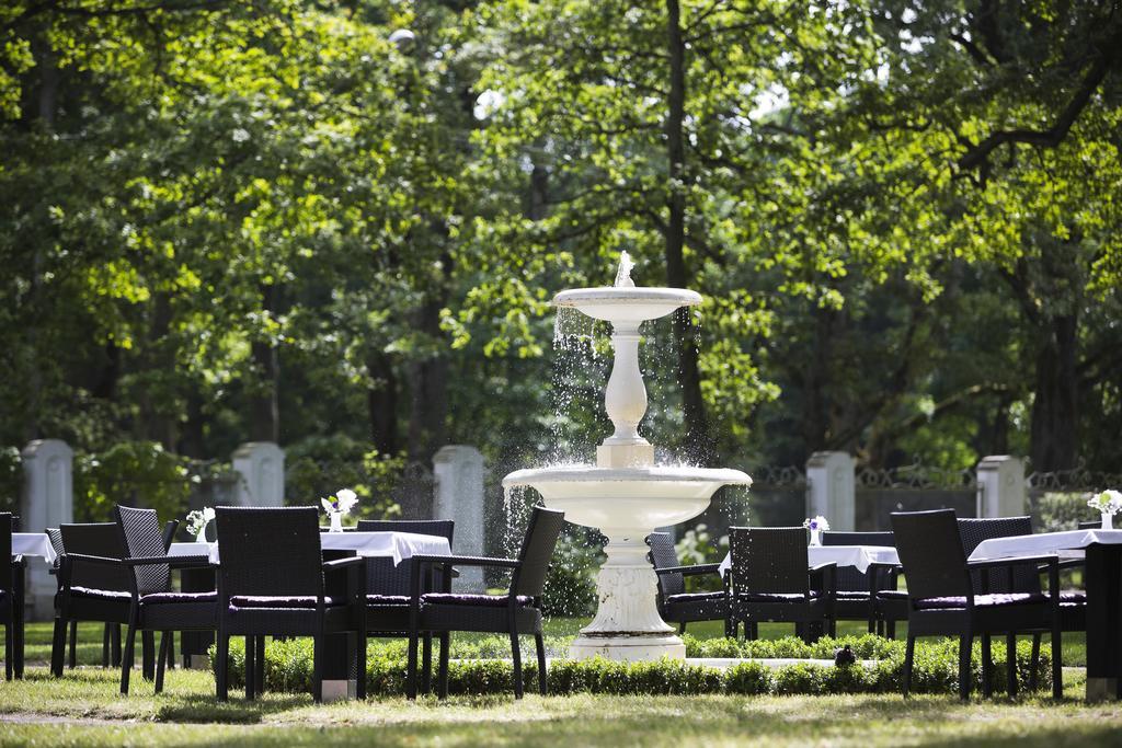 Villa Ammende Restaurant And Hotel Parnu Exterior photo The garden of the restaurant